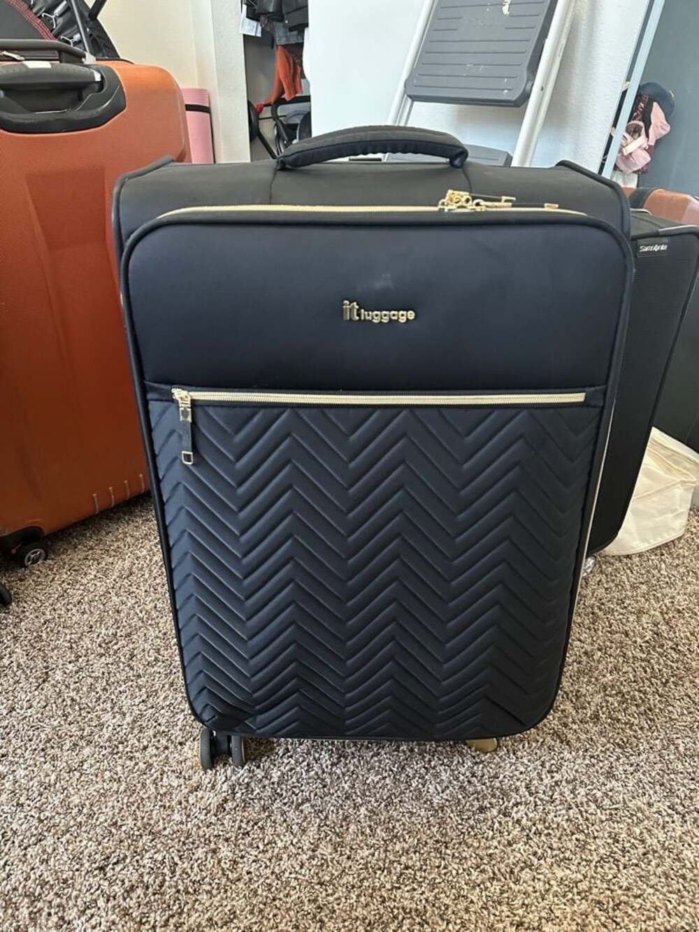 it luggage Black Chevron Quilted medium Suitcase
